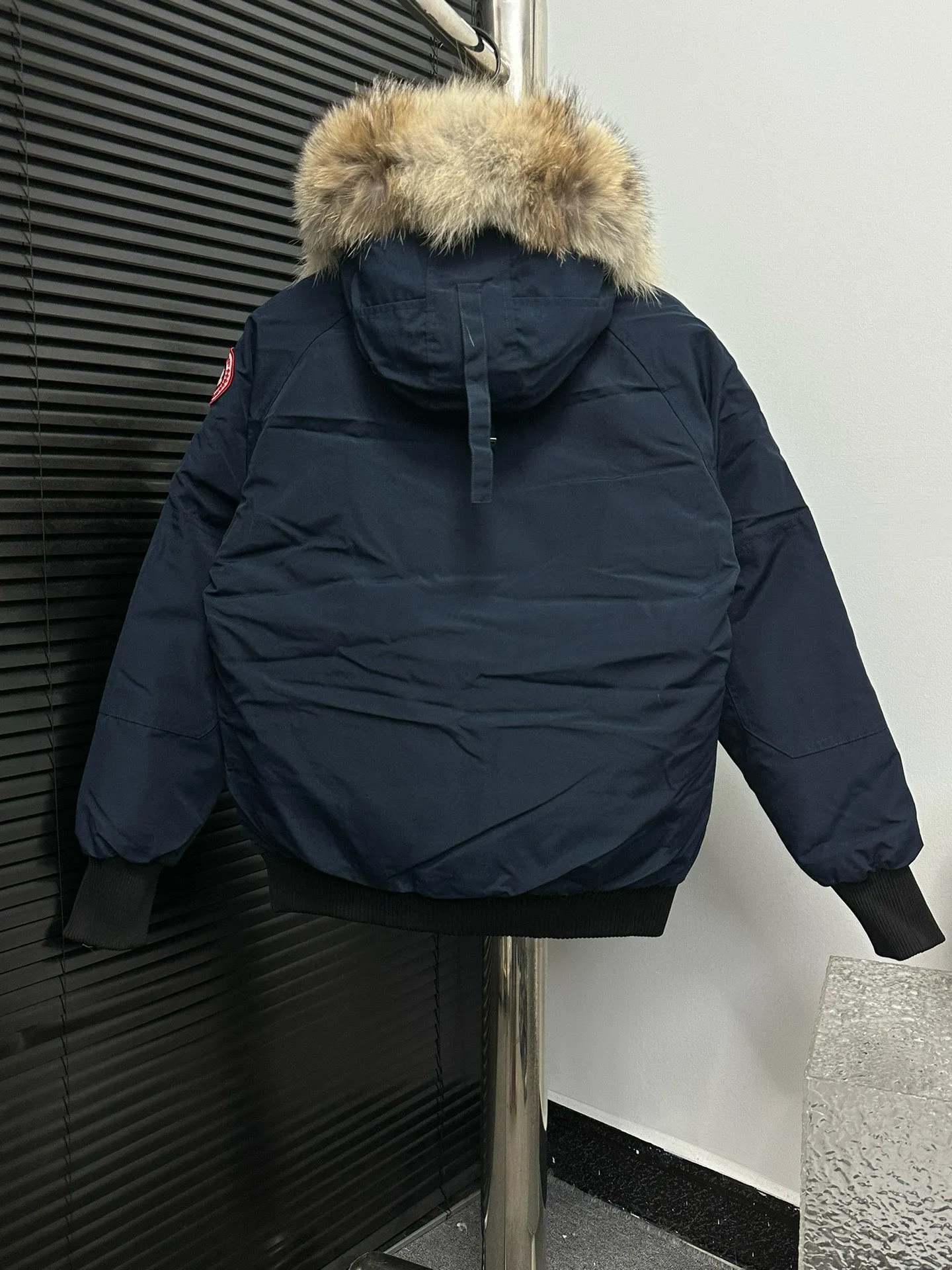 P780 [Canada goose] 01 Exdition Parka Down Jacket for Couples. Genuine original version. You need to compare with the genuine product at any time. All accessories are custom-made from the original factory. 💯The softness and hardness of the fabric is compared with the original one. It can be restored by kneading at will (fabric misunderstanding: fabrics with high hardness are not waterproof. Only those who buy the latest authentic version this year will notice the softness and comfort of the fabric) 💯The down is synchronized with the genuine white duck down, fluffy and not lumpy. Electronically controlled velvet filling machine 💯Customized zippers with genuine YKK military-grade copper core zipper pullers, high hardness and no jamming 💯The fur collar is purchased from Western Canada coyote skin original customization 💯All workmanship and wiring are controlled by workers with more than ten years of service. They must be horizontal and vertical, and are not crooked. The inner wiring density is more sophisticated. Feel free to compare 💯label, collar label, washed label, hangtag, zipper rope, pocket label Back label, collar velvet, Velcro fasteners, cuffs, all details are updated simultaneously with the original product. The best version, the most complete colors, battle all kinds of worldly goods, sizes: XS-XXL